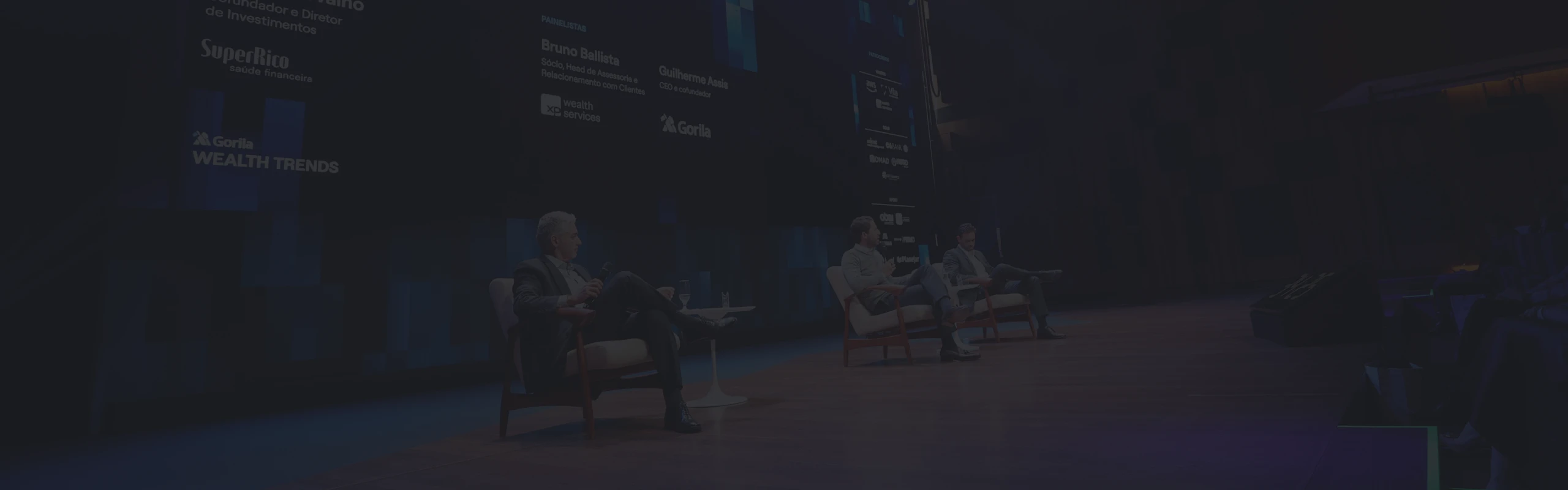 Três homens apresentado no palco do Evento Gorila Wealth Trends