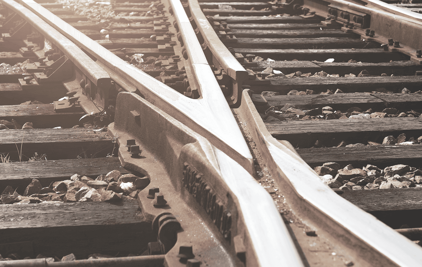 Trilhos de trem sinalizando dois caminhos possíveis